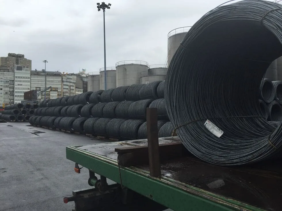 Étiquettes pour rouleaux de fil machine en acier sur parc extérieur