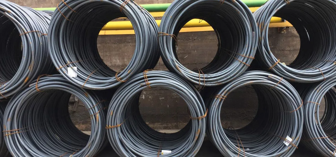 Étiquettes à suspendre attachées à des rouleaux de produit sidérurgique